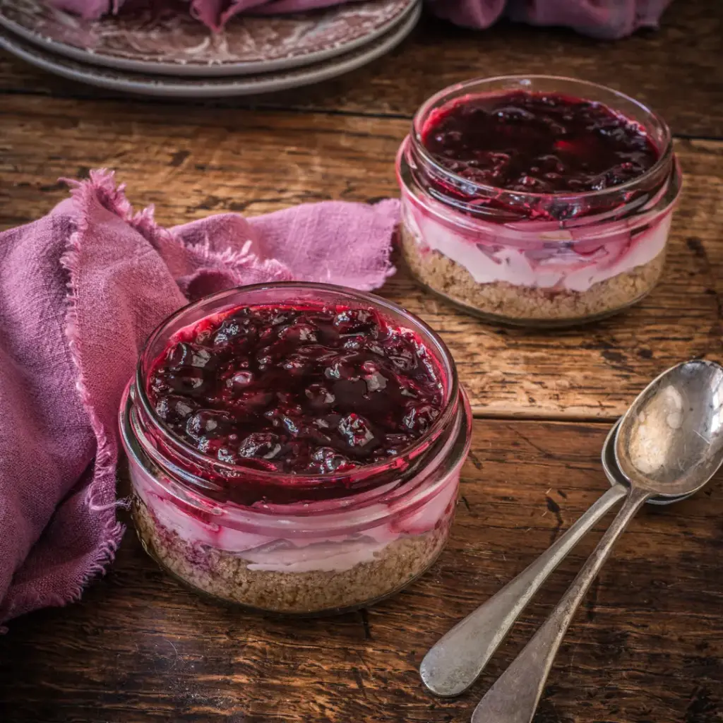 Blackcurrant cheesecake (in pots)
